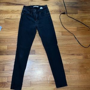 Women’s black skinny Levi jeans